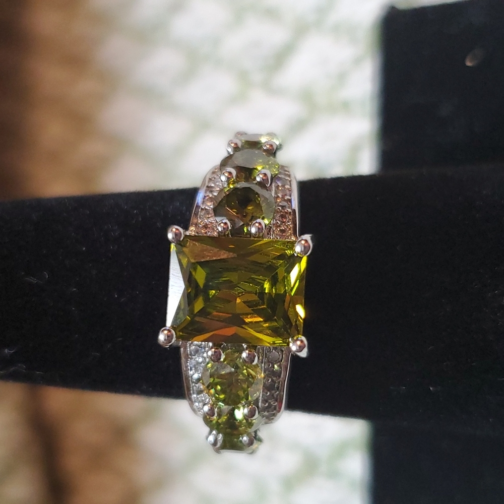Peridot CZ ring set in 925 sterling silver size 7. - Picture 3 of 6
